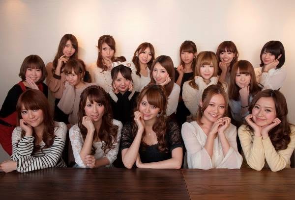 テーブルを囲むドクモカフェの参加者たち